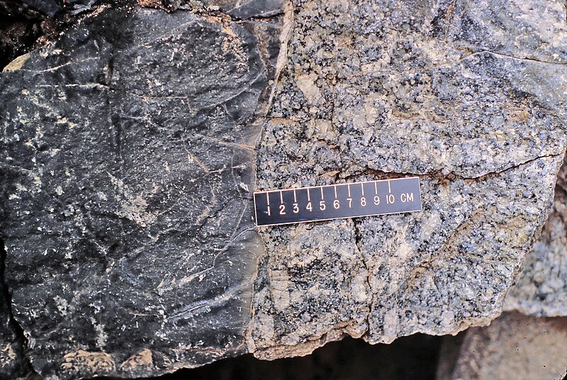 File:Granite and igneous dike at Vulcan Materials Quarry.jpg